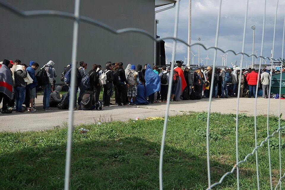 UK, France end 'on in, one out' Channel migrant exchange deal